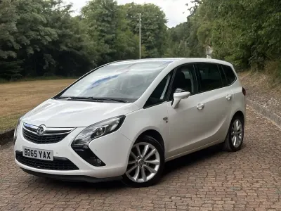 Used Vauxhall Zafira Tourer Elite 140 HP (102 kW) 2015 White MPV