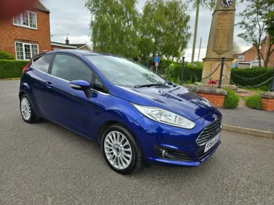 Używany Ford Fiesta Titanium 75 KM (55 kW) 2014 Niebieski Hatchback