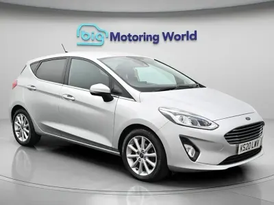 Usado Ford Fiesta Titanium 95 HP (69 kW) 2020 Prateado Citadino