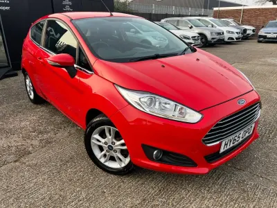 Używany Ford Fiesta Zetec 82 KM (60 kW) 2015 Czerwony Hatchback