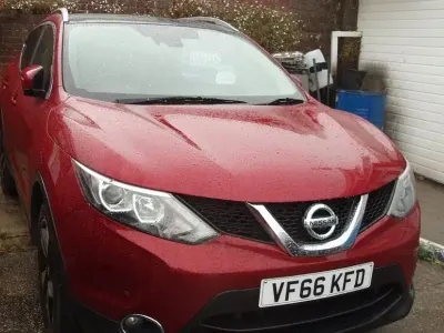 Used Nissan Qashqai N-Connecta 110 HP (80 kW) 2017 Red SUV