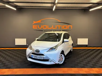 Used Toyota Aygo X-pure 69 HP (50 kW) 2016 White Hatchback