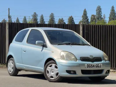 Usado Toyota Yaris 65 HP (47 kW) 2004 Prateado Citadino