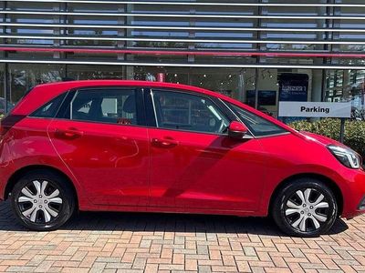 Begagnad Honda Jazz Hybrid 109 HK (80 kW) 2021 Röd Halvkombi