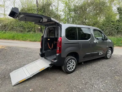 Usado Citroën Berlingo Feel 131 HP (96 kW) 2021 Cinzento Monovolume