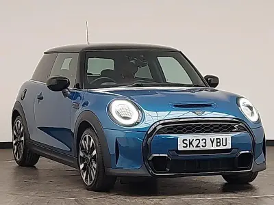 Begagnad Mini Cooper S Exclusive 178 HK (130 kW) 2023 Blå Halvkombi