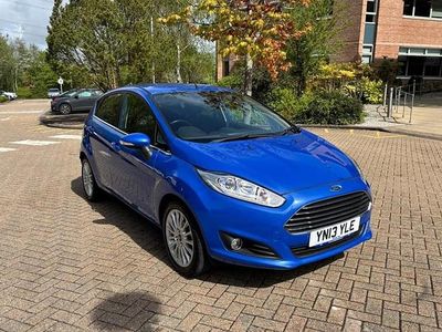 Usado Ford Fiesta Titanium 80 HP (58 kW) 2013 Azul Citadino