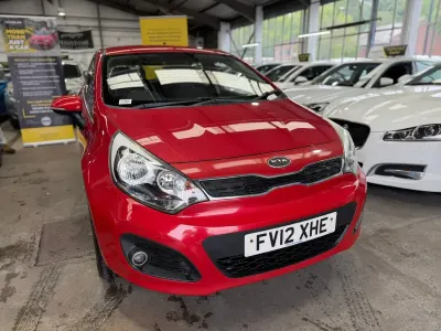 Begagnad Kia Rio 2012 Röd Halvkombi