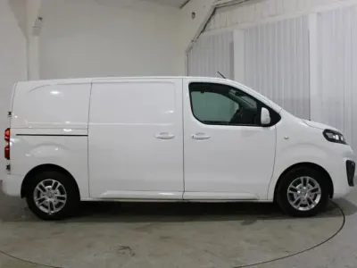 Second-hand Vauxhall Vivaro Sportive 100 CP (73 kW) 2021 Alb Monovolum