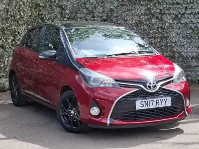 Używany Toyota Yaris Design 99 KM (72 kW) 2017 Czerwony Hatchback