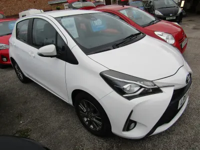 Usado Toyota Yaris 69 HP (50 kW) 2017 Branco Citadino