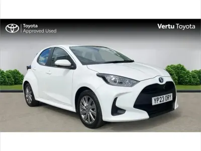 Used Toyota Yaris 113 HP (83 kW) 2023 White Hatchback