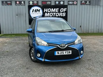 Used Toyota Yaris 99 HP (72 kW) 2015 Blue Hatchback