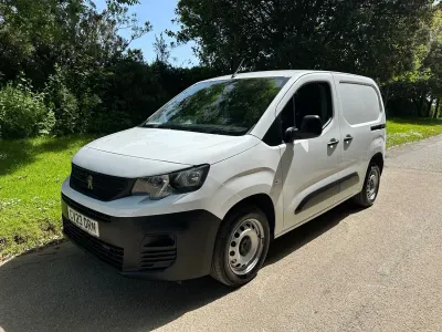 Begagnad Peugeot Partner Premium 100 HK (73 kW) 2023 Vit Minibuss