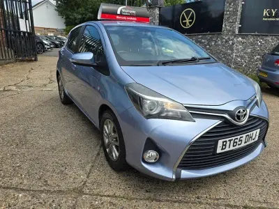 Used Toyota Yaris 99 HP (72 kW) 2015 Blue Hatchback