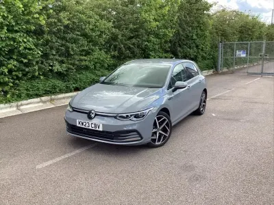 Begagnad VW Golf VIII Style 147 HK (108 kW) 2023 Grå Halvkombi