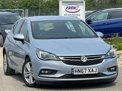 Usado Vauxhall Astra 110 HP (80 kW) 2017 Prateado Citadino