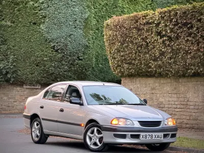 Used Toyota Avensis 99 HP (72 kW) 2000 Silver Sedan
