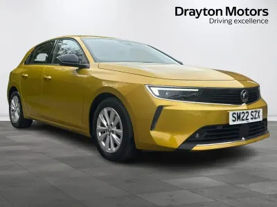 Second-hand Vauxhall Astra Design Edition 130 CP (95 kW) 2022 Galben Hatchback