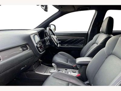 Begagnad Mitsubishi Outlander P-HEV 177 HK (130 kW) 2018 Svart SUV