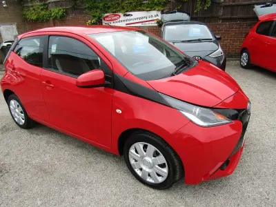 Usado Toyota Aygo X-play 69 HP (50 kW) 2016 Vermelho Citadino