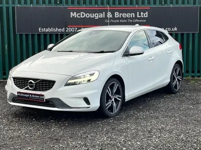 Gebraucht Volvo V40 R-Design 122 PS (89 kW) 2019 Weiß Kleinwagen