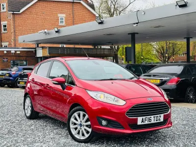 Used Ford Fiesta Titanium 100 HP (73 kW) 2016 Red Hatchback