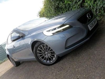Begagnad Volvo V40 Momentum 120 HK (88 kW) 2016 Blå Halvkombi