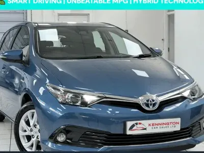 Używany Toyota Auris Hybrid 136 KM (100 kW) 2018 Niebieski Hatchback