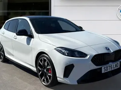 Begagnad BMW 120 M Sport 168 HK (123 kW) 2025 Vit Halvkombi