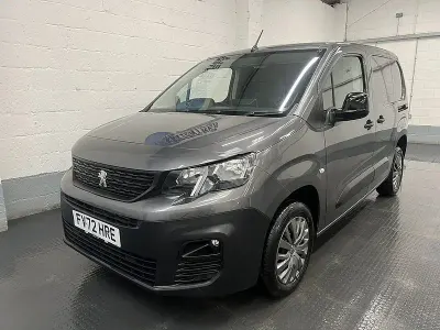 Begagnad Peugeot Partner Premium 131 HK (96 kW) 2022 Grå Minibuss