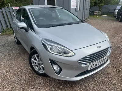Usado Ford Fiesta Zetec 100 HP (73 kW) 2017 Prateado Citadino
