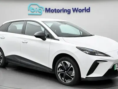Używany MG MG4 EV SE 319 kW (435 KM) 2023 Biały Hatchback