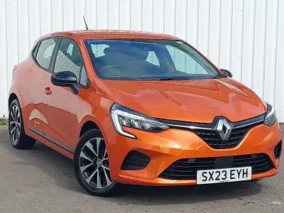 Begagnad Renault Clio V Evolution 145 HK (106 kW) 2023 Orange Halvkombi