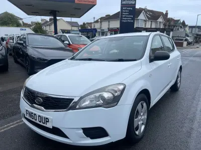Begagnad Kia Ceed 2010 Vit Halvkombi