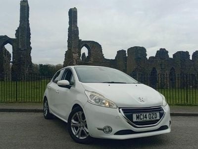 Used Peugeot 208 Allure 92 HP (67 kW) 2014 White Hatchback