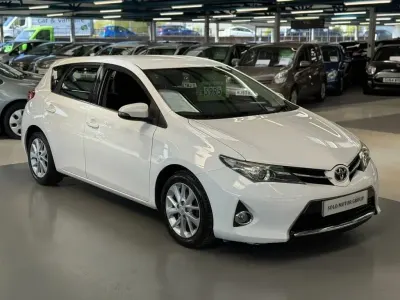 Usado Toyota Auris 101 HP (74 kW) 2014 Branco Citadino