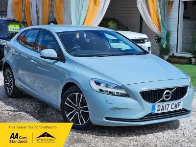 Used Volvo V40 Momentum 120 HP (88 kW) 2017 Blue Hatchback