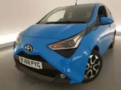Usado Toyota Aygo X-plore 72 CV (52 kW) 2019 Azul Utilitario