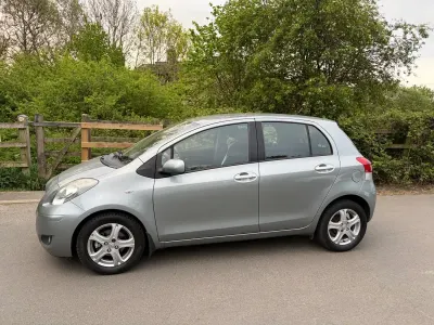 Begagnad Toyota Yaris 2010 Silver Halvkombi