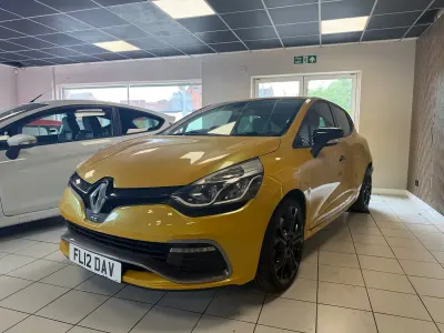 Used Renault Clio 200 HP (147 kW) 2015 Yellow Hatchback