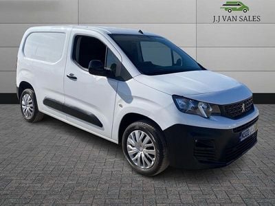 Begagnad Peugeot Partner 131 HK (96 kW) 2022 Vit Minibuss