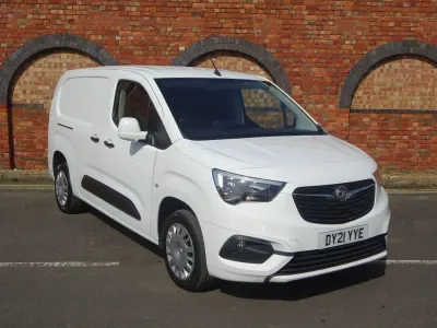 Second-hand Vauxhall Combo Sportive 100 CP (73 kW) 2021 Alb Monovolum
