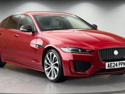 Gebraucht Jaguar XE R-Dynamic 204 PS (150 kW) 2023 Rot Limousine