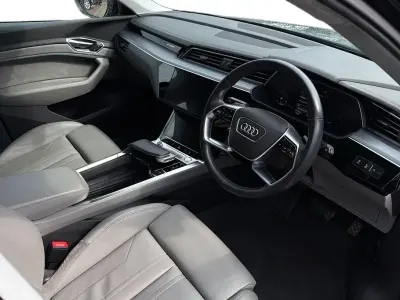 Usado Audi e-tron Sport 230 kW (313 HP) 2020 Preto SUV