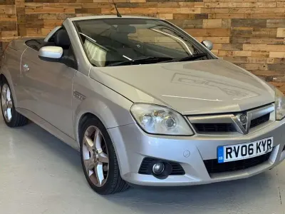 Käytetty Vauxhall Tigra 89 HP (65 kW) 2006 Hopea Avoauto