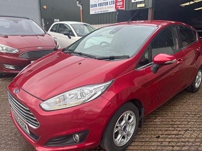 Used Ford Fiesta Titanium 75 HP (55 kW) 2015 Red Hatchback