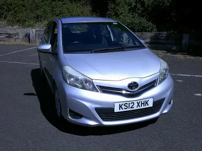 Używany Toyota Yaris 99 KM (72 kW) 2012 Srebrny Hatchback