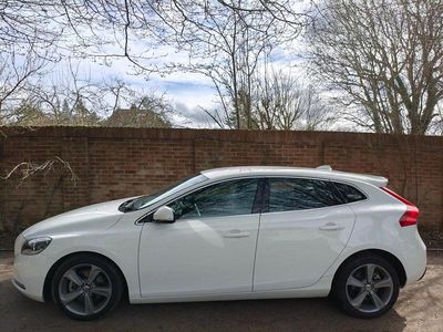 Used Volvo V40 SE Lux 180 HP (132 kW) 2014 White Hatchback