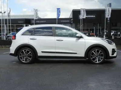 Usado Kia Niro 141 HP (103 kW) 2021 Branco SUV